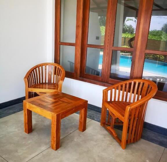 Номер Стандарт Вид на Бассейн, Thoduwawa Beach Villa