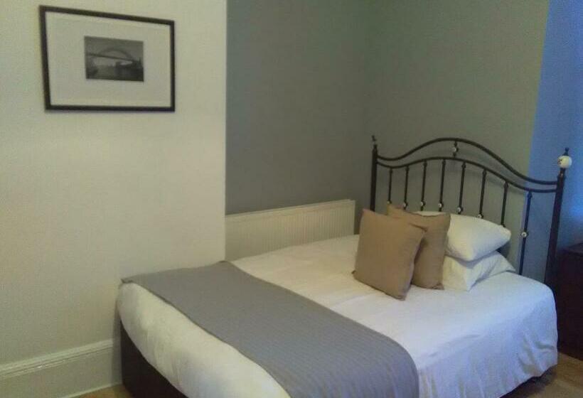 غرفة قياسية رباعية, Newcastle West Hotel & Bar