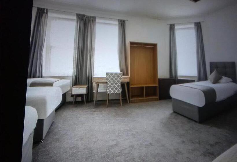 غرفة عائلية, Newcastle West Hotel & Bar