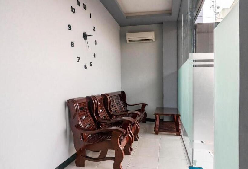 Семейный Номер, Reddoorz Plus Near Millenium Ict Centre Medan 2