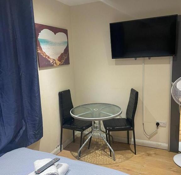 Номер Economy, A A Guest Rooms Thamesmead