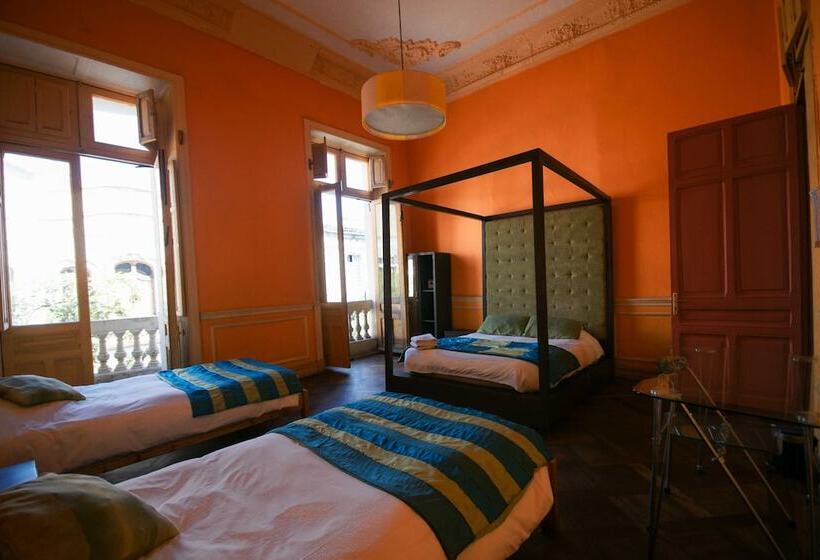 اتاق استاندارد سه تخته با سرویس بهداشتی مشترک, Happy House Hostel