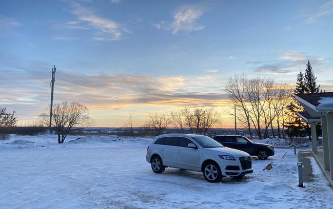 Люкс, Hitching Post Motel