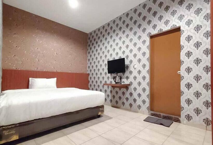 Номер Deluxe, Reddoorz Plus @ Jalan Letda Sujono Medan 2
