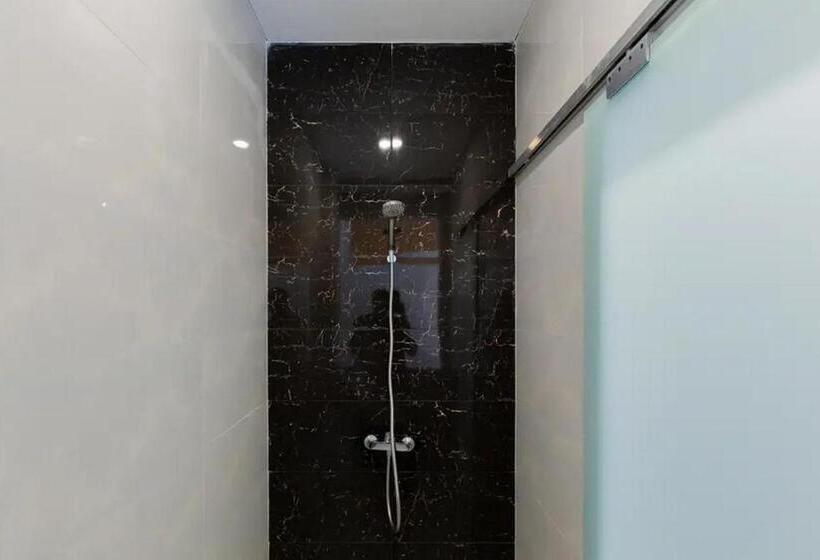 اتاق سوپریور, Sans Hotel Box Mansion Surabaya By Reddoorz