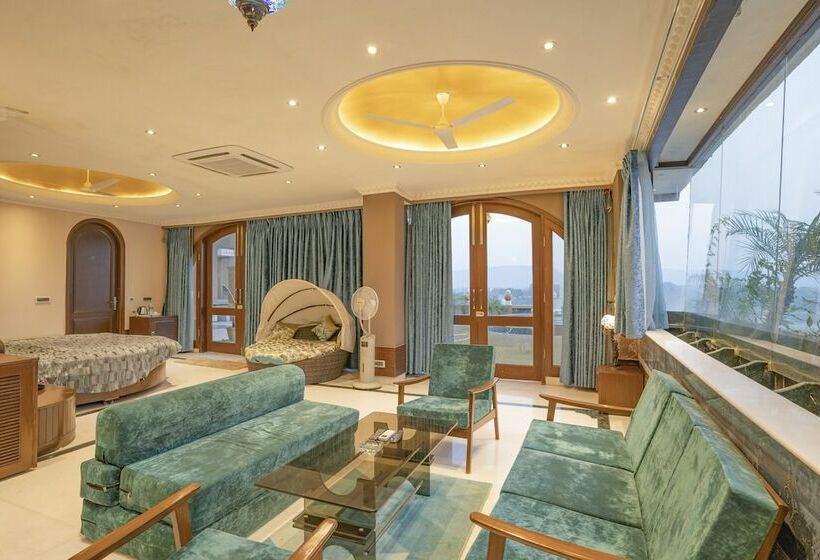 Королевский Номер, Narmade River View Resort