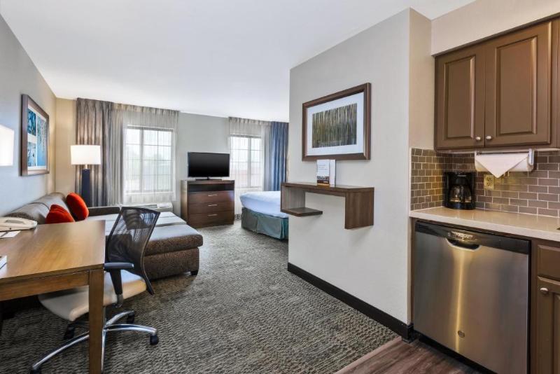 带大床的套房, Staybridge Suites Kalamazoo, An Ihg