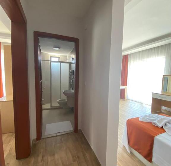 اتاق استاندارد چهار تخته با چشم‌انداز دریا, Kent Otel