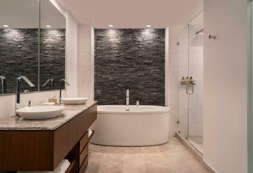 اتاق لوکس با بالکن و چشم‌انداز دریا, The Ritz Carlton, Turks & Caicos