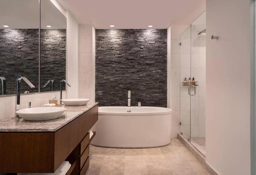 اتاق لوکس با تخت بزرگ, The Ritz Carlton, Turks & Caicos