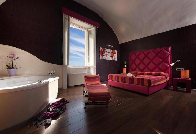 اتاق سه نفره سوپریور با چشم‌انداز دریا, Palazzo Ferraioli   Hotel & Wellness