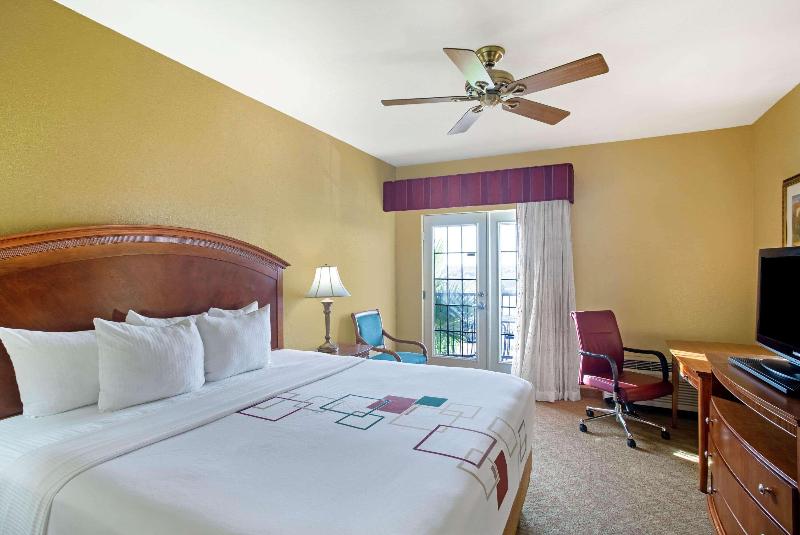 Номер Deluxe Вид на Озеро, La Quinta By Wyndham Marble Falls