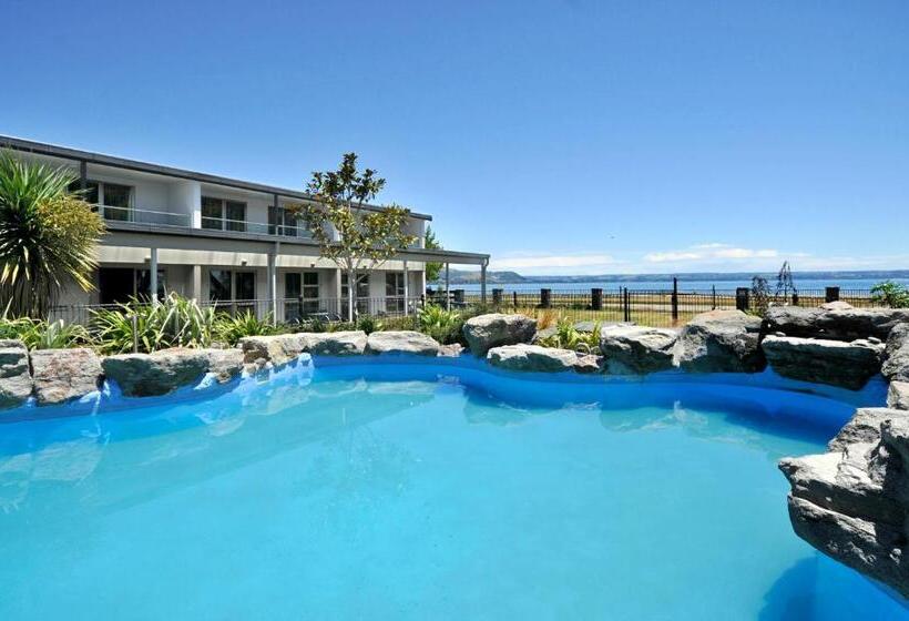 Suite with lake view, Wai Ora Lakeside Spa Resort