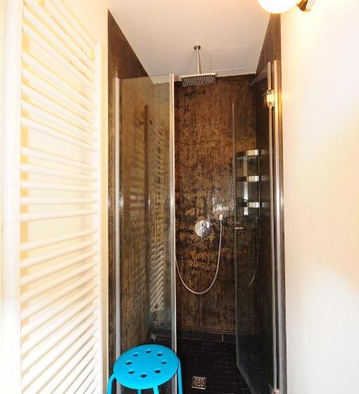 اتاق ساده سه‌ نفره, Five Elements Hostel Frankfurt