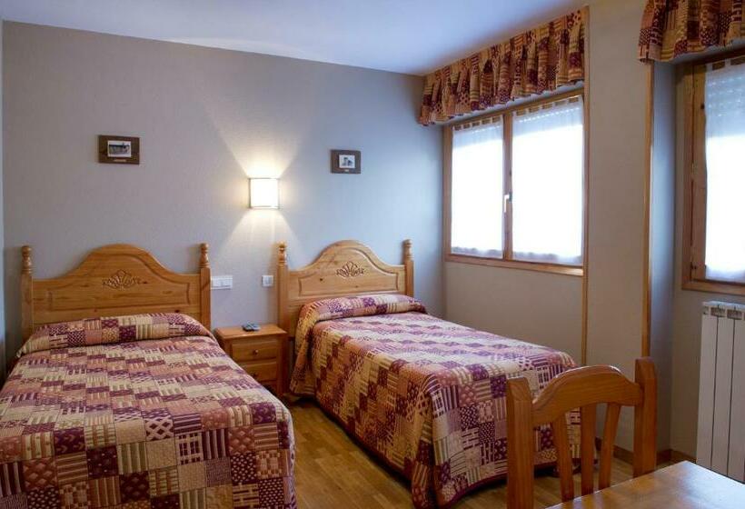 Номер Стандарт Трехместный, Hostal Valle De Tena