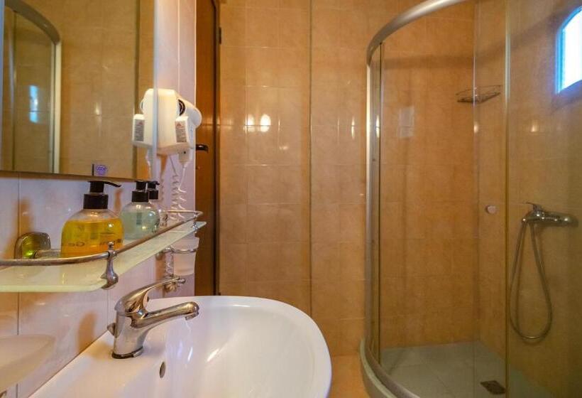 Quarto Ático, Zeus