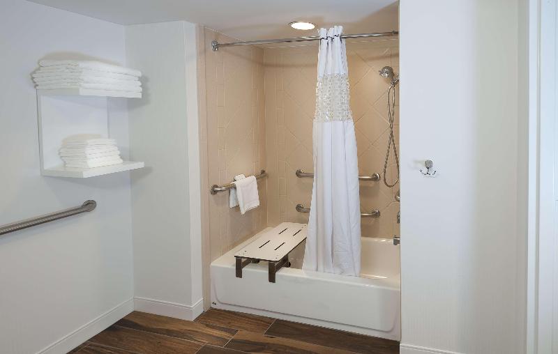 带大床的标准工作室, Hampton Inn Doylestown