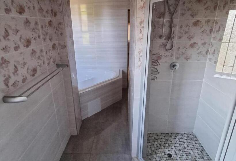 اتاق استاندارد سه نفره, Avonlea Guesthouse