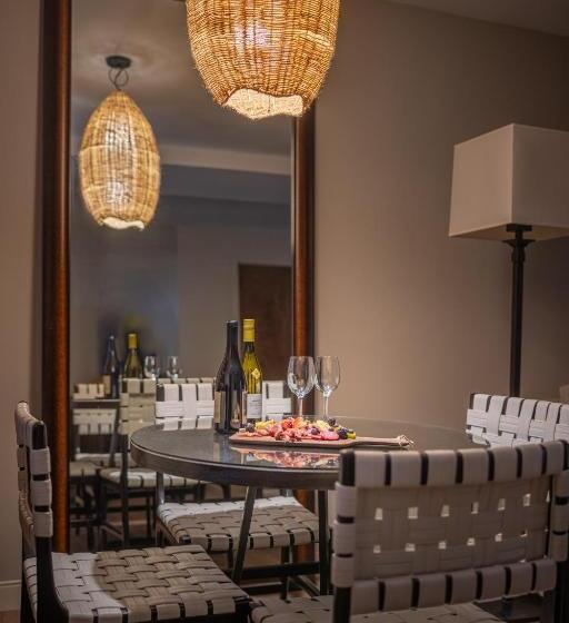 מיטת קינג בסוויטה, Contessa   Suites On The Riverwalk