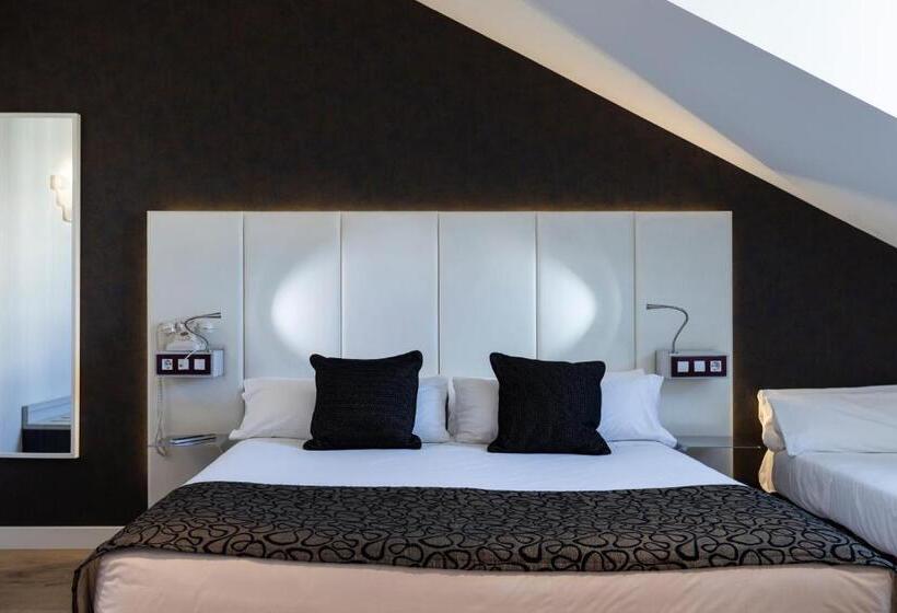 Quarto Triplo Estandar, Petit Palace Santa Barbara