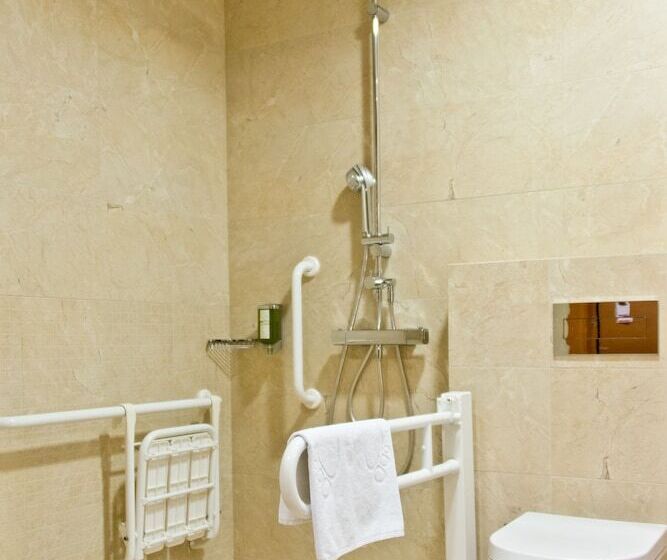 اتاق دلوکس مخصوص معلولین, Ramada By Wyndham Oradea