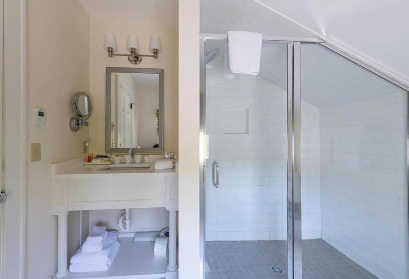 디럭스 룸 킹사이즈 침대, The Greystone Inn