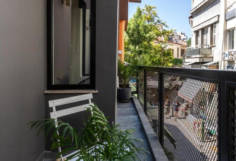سوییت جونیور با بالکن, Melo Athens