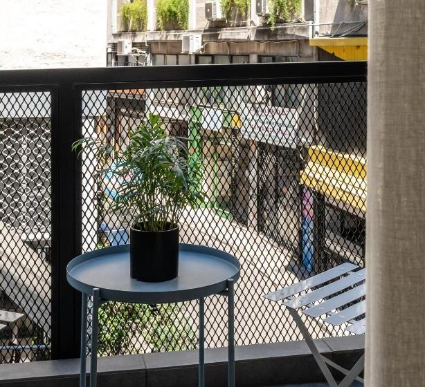 سوییت جونیور با بالکن, Melo Athens