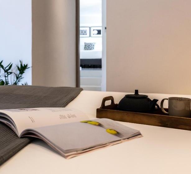 سوییت لوکس, Melo Athens