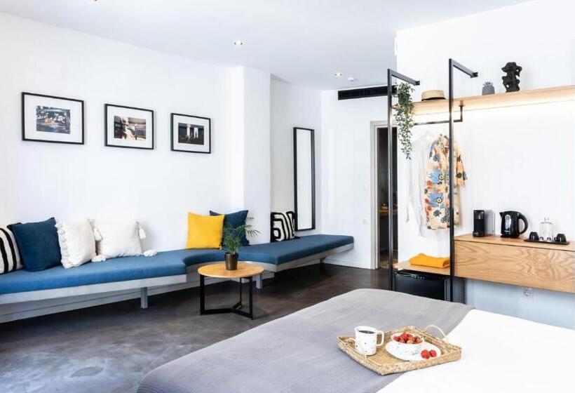 سوییت جونیور با بالکن, Melo Athens