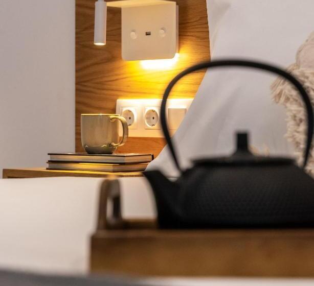 سوییت لوکس, Melo Athens