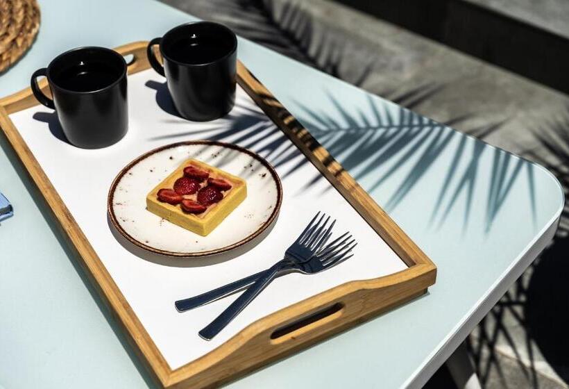 سوییت لوکس, Melo Athens