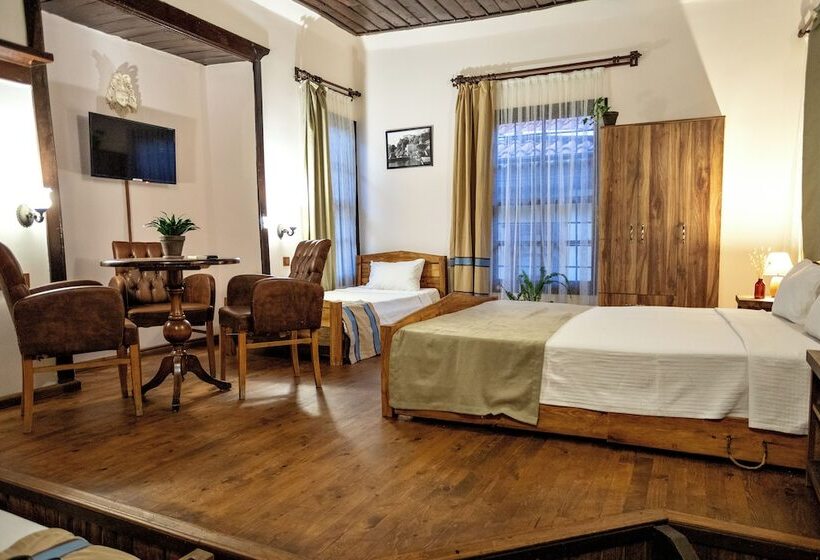 اتاق استاندارد چهار تخته, Old House Hotel&pub