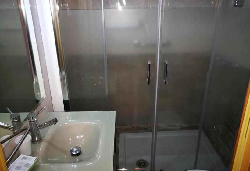 经济房, Hostal Escarla
