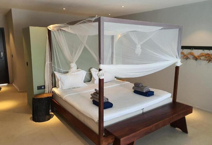 اتاق استاندارد با چشم‌انداز استخر, Kalimba Beach Resort