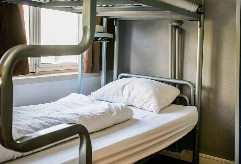 Кровать в Общей Комнате, St Christopher S Inn Hostel At The Bauhaus