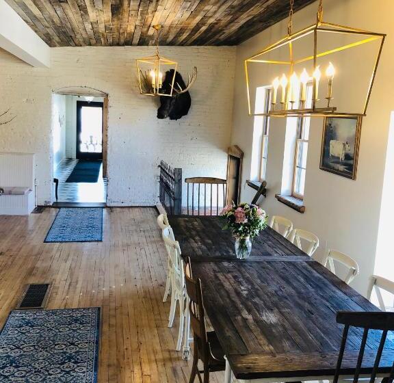 Quarto Familiar Deluxe, Lander Millhouse