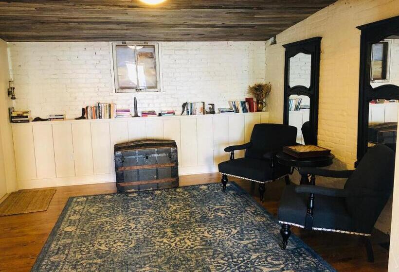 Quarto Familiar Deluxe, Lander Millhouse