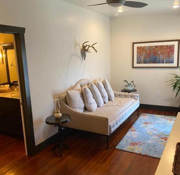 Quarto Familiar Deluxe, Lander Millhouse