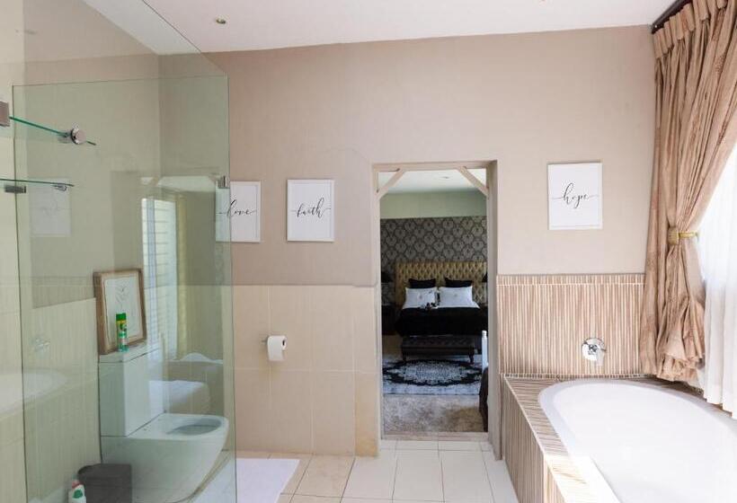 Семейный Номер, The Houghton Villa