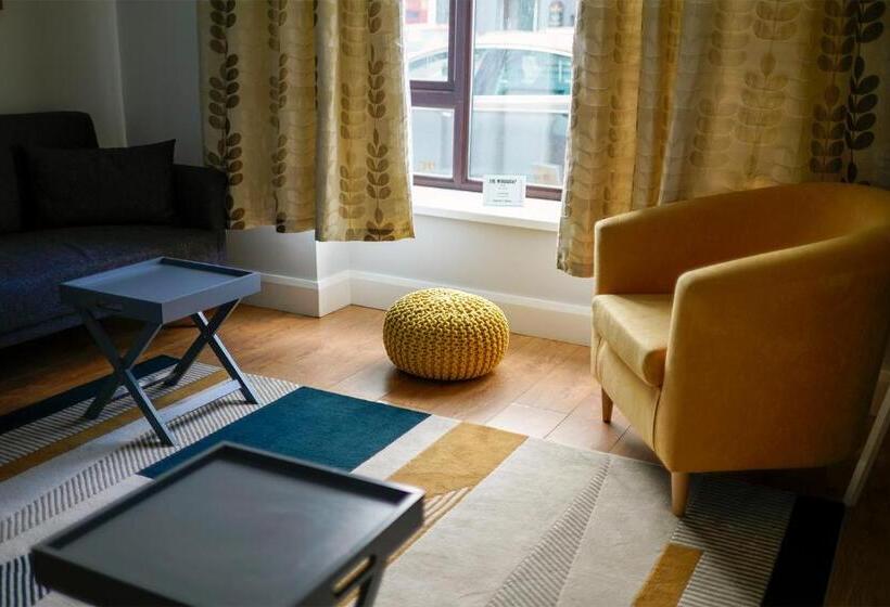 اتاق استاندارد چهار تخته, The Woodquay Hostel
