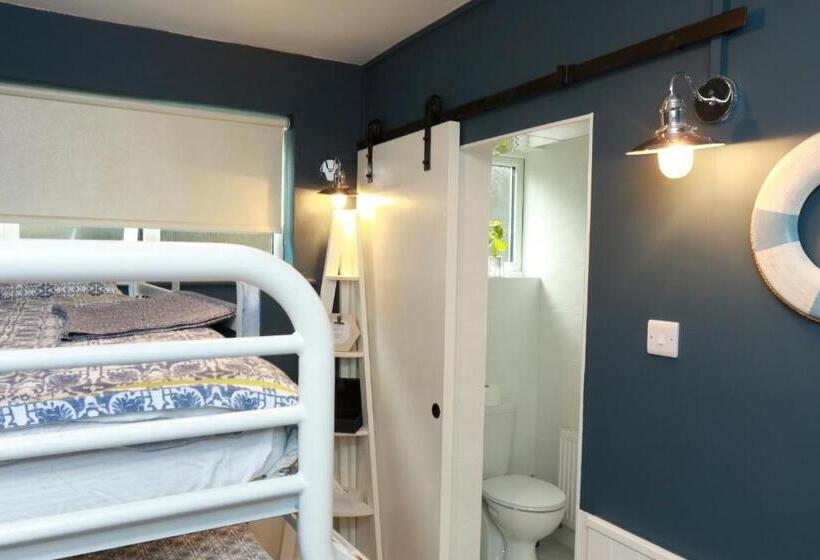 اتاق استاندارد, The Woodquay Hostel