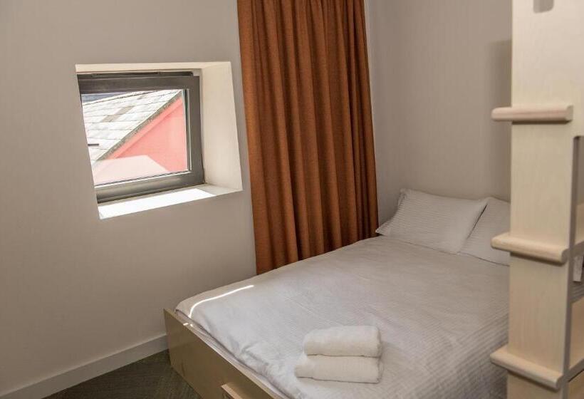 חדר דלוקס לשלושה, Neptune's Hostel