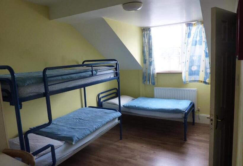 חדר סטנדרט לשלושה, Neptune's Hostel