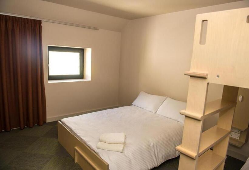 חדר דלוקס לשלושה, Neptune's Hostel