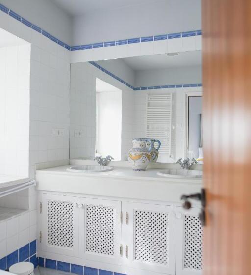 اتاق لوکس با بالکن و چشم‌انداز دریا, Villa Dora