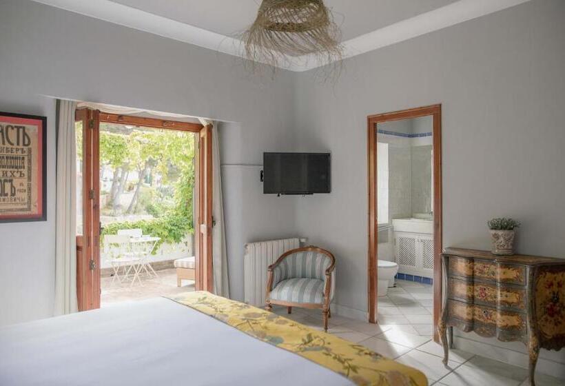 اتاق لوکس با بالکن و چشم‌انداز دریا, Villa Dora