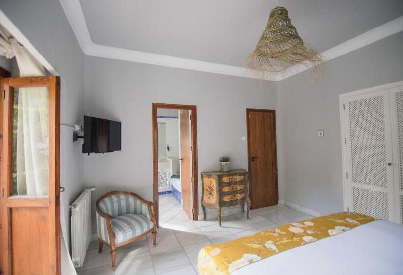 اتاق لوکس با بالکن و چشم‌انداز دریا, Villa Dora