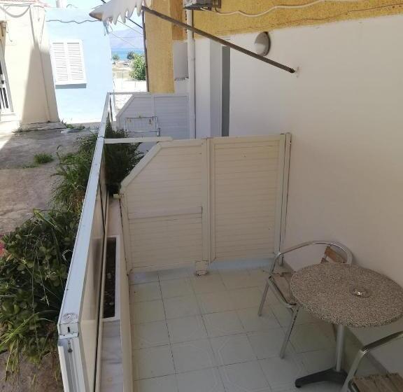 استودیوی استاندارد, Bikakis Family Apartments