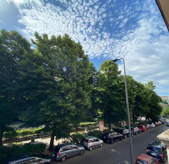 标准三人间, Due Giardini